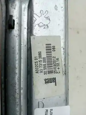 Pièce détachée automobile d'occasion LÉVE GLACE ARRIÈRE DROIT pour PEUGEOT 208  Références OEM IAM 96 731 538 80  
