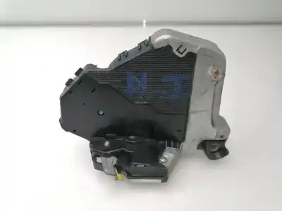 Автозапчастина б/у замок передніх дверей лівий для lexus is 200 (ds2/is2) d-cat посилання на oem iam 6904060220  