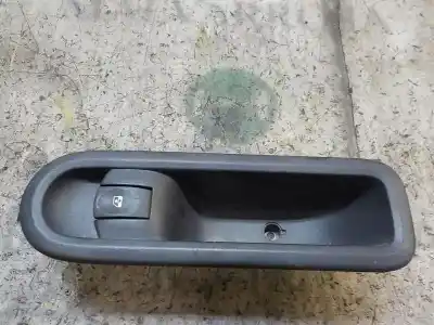 Pezzo di ricambio per auto di seconda mano INTERRUTTORE ALZACRISTALLI ANTERIORE DESTRO per RENAULT TWINGO (CO6)  Riferimenti OEM IAM 8200214936  