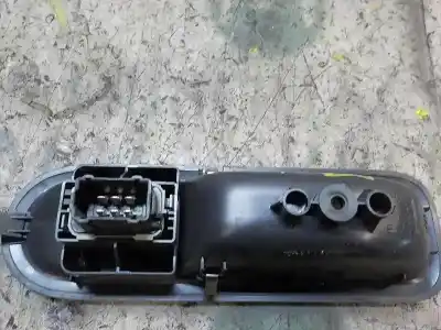 Second-hand car spare part right front power window switch for renault twingo (co6) 1.2 alize oem iam references 8200214936  