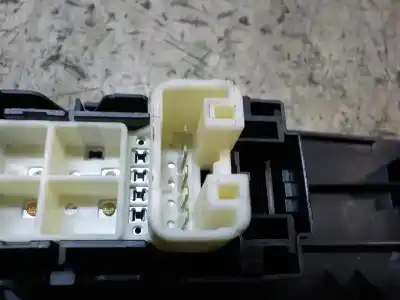 Peça sobressalente para automóvel em segunda mão botão / interruptor elevador vidro dianteiro direito por toyota yaris (ksp9/scp9/nlp9) 1.4 turbodiesel cat referências oem iam 848100d030  