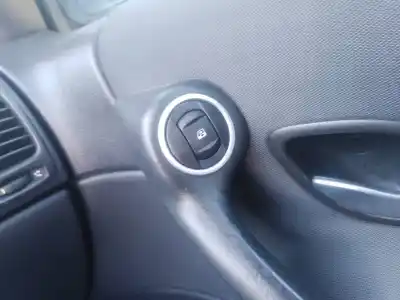Peça sobressalente para automóvel em segunda mão botão / interruptor elevador vidro dianteiro direito por renault laguna ii bg0 authentique referências oem iam 