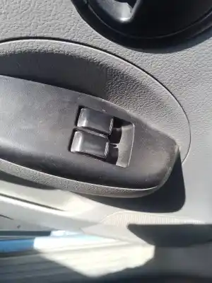 Recambio de automóvil de segunda mano de MANDO ELEVALUNAS DELANTERO IZQUIERDO para DAEWOO KALOS 1.4 SE referencias OEM IAM   