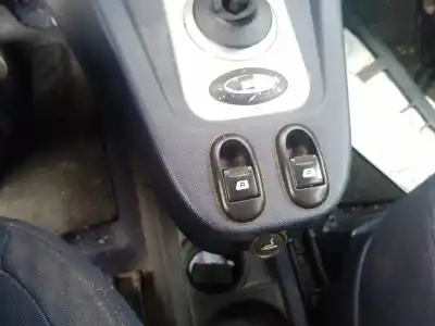Recambio de automóvil de segunda mano de MANDO ELEVALUNAS DELANTERO IZQUIERDO para PEUGEOT 1007 (KM_) 1.4 referencias OEM IAM   