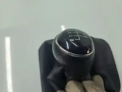 Pezzo di ricambio per auto di seconda mano POMELLO DELLA LEVA DEL CAMBIO per VOLKSWAGEN T-ROC (A11, D11)  Riferimenti OEM IAM 2GA711123A  
