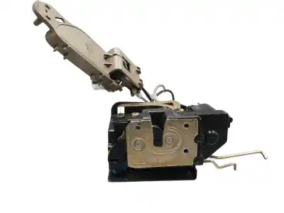 Second-hand car spare part front right door lock for ssangyong rodius xdi oem iam references 7121021024  