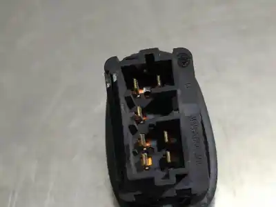 Peça sobressalente para automóvel em segunda mão BOTÃO / INTERRUPTOR ELEVADOR VIDRO TRASEIRO ESQUERDO por PEUGEOT 406 BERLINA (S1/S2)  Referências OEM IAM 2594301  N1.Z1.16.13