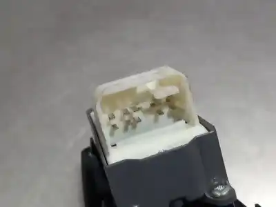 Peça sobressalente para automóvel em segunda mão BOTÃO / INTERRUPTOR ELEVADOR VIDRO DIANTEIRO ESQUERDO por TOYOTA YARIS  Referências OEM IAM 742320D650  N1.Z1.18.4