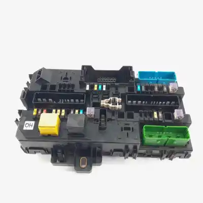 Pièce détachée automobile d'occasion BOÎTES À FUSIBLES pour OPEL ZAFIRA B  Références OEM IAM 13220831  