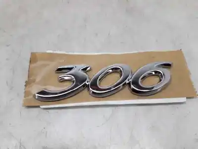 Pièce détachée automobile d'occasion emblème / logo pour peugeot 306 berlina 3/4/5 puertas (s2) 1.9 références oem iam 866512  