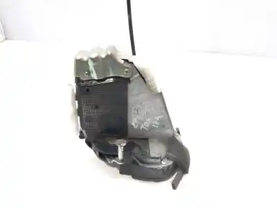 Автозапчастина б/у замок дверей заднього лівого для toyota prius (nhw30) plug-in hybrid advance посилання на oem iam 6906047070  