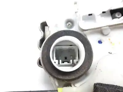 Автозапчастина б/у замок дверей заднього лівого для toyota prius (nhw30) plug-in hybrid advance посилання на oem iam 6906047070  