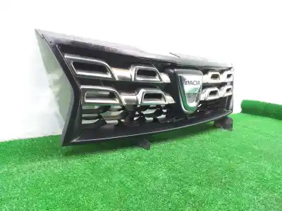 Автозапчасти б/у передняя решетка за dacia duster laureate 4x2 ссылки oem iam 623100838r  