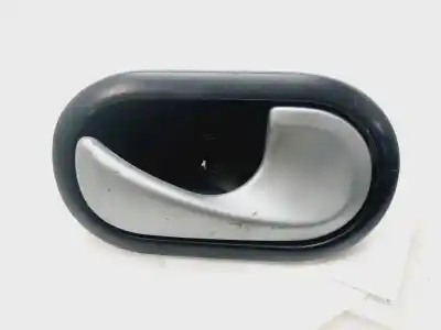Peça sobressalente para automóvel em segunda mão puxador interior dianteiro direito por renault twingo dynamique 76 cv / 56 kw referências oem iam 8200028486  