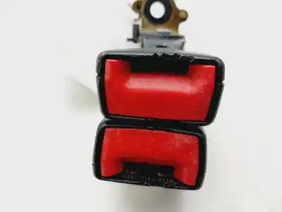 Pezzo di ricambio per auto di seconda mano GANCIO CINTURA POSTERIORE SINISTRO per VOLKSWAGEN GOLF VII LIM. (5G1) Sport BlueMotion Riferimenti OEM IAM 8V0857739A  