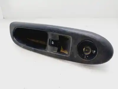 Автозапчастина б/у передній правий віконний вимикач для RENAULT CLIO II FASE II (B/CB0) Base Authentique 65 CV / 48 KW Посилання на OEM IAM 8200084005  