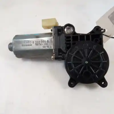 Pièce détachée automobile d'occasion MOTEUR LÈVE VITRE AVANT DROIT pour BMW SERIE 3 BERLINA (E46)  Références OEM IAM 130821717  