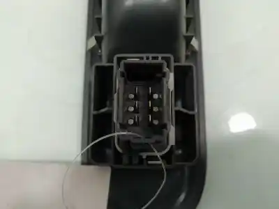 Second-hand car spare part RIGHT FRONT POWER WINDOW SWITCH for RENAULT CLIO III  OEM IAM references 8200356517B  