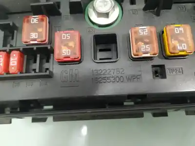 Peça sobressalente para automóvel em segunda mão caixa de fusíveis e relés por opel insignia sports tourer cosmo referências oem iam 13255300