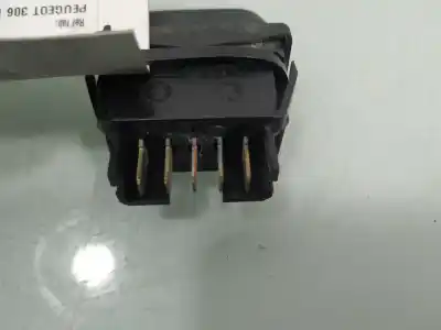 Peça sobressalente para automóvel em segunda mão botão / interruptor elevador vidro dianteiro direito por peugeot 306 berlina 3/4/5 puertas (s2) boulebard referências oem iam   