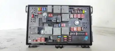 Peça sobressalente para automóvel em segunda mão caixa de fusíveis e relés por opel astra j lim. 1.7 16v cdti referências oem iam 13318782