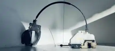 Peça sobressalente para automóvel em segunda mão Fechadura Da Porta Dianteira Esquerda por CITROEN C3 1.4 HDi Exclusive Referências OEM IAM 46982980  