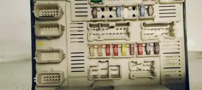 Pezzo di ricambio per auto di seconda mano scatola relè/fusibili per renault scenic ii confort expression riferimenti oem iam 8200481866  