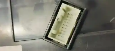 Peça sobressalente para automóvel em segunda mão quadrante por citroen c3 1.2i 82 referências oem iam 9837553680  