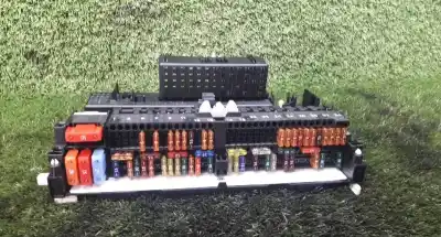 Peça sobressalente para automóvel em segunda mão caixa de fusíveis e relés por bmw x3 (e83) 2.0 d referências oem iam 8364542