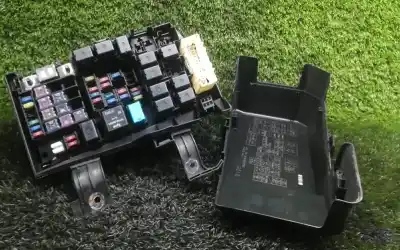 Peça sobressalente para automóvel em segunda mão caixa de fusíveis e relés por mazda 6 hatchback (gg) 2.0 (gges) referências oem iam g21c