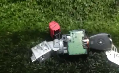 Second-hand car spare part ignition switch for renault clio iii (br0/1, cr0/1) 1.2 16v (br02 br0j br11 cr02 cr0j cr11) oem iam references   