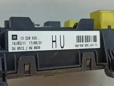 Peça sobressalente para automóvel em segunda mão caixa de fusíveis e relés por opel astra h gtc (a04) 1.4 (l08) referências oem iam 13220832   Peça sobressalente para automóvel em segunda mão caixa de fusíveis e relés por opel astra h gtc (a04) 1.4 (l08) referências oem iam 13220832