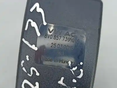 Автозапчастина б/у задній центральний гачок для skoda octavia iii break (5e5) 1528 ak gasóleo 2015 5p посилання на oem iam 8v0857739qvz  