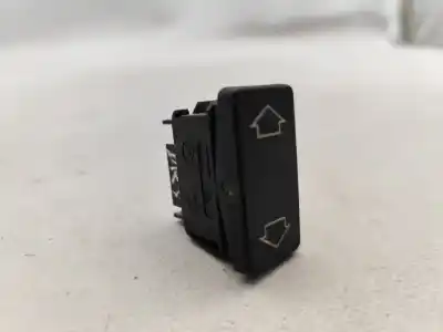Peça sobressalente para automóvel em segunda mão BOTÃO / INTERRUPTOR ELEVADOR VIDRO DIANTEIRO DIREITO por PEUGEOT 106 I (1A, 1C)  Referências OEM IAM 5 PINOS  