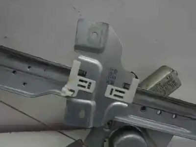 Second-hand car spare part passenger side right window regulator for dacia duster laureate 4x2 oem iam references   2013