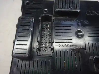 Second-hand car spare part fuse box unit for renault clio iii 1.6 16v oem iam references 8201054128  2012