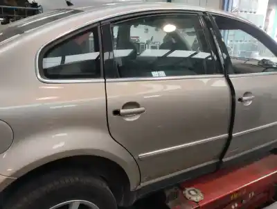 Recambio de automóvil de segunda mano de PUERTA TRASERA DERECHA para VOLKSWAGEN PASSAT BERLINA (3B3)  referencias OEM IAM   2004