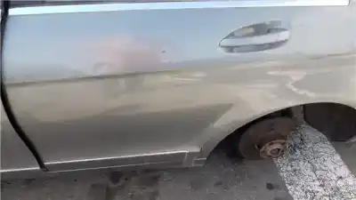 Recambio de automóvil de segunda mano de PUERTA TRASERA IZQUIERDA para MERCEDES CLASE C BERLINA  referencias OEM IAM A2047302100  
