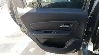 Recambio de automóvil de segunda mano de GUARNECIDO PUERTA TRASERA IZQUIERDA para DACIA DUSTER (HM_) 1.3 TCe 130 4x4 (HMMF) referencias OEM IAM   