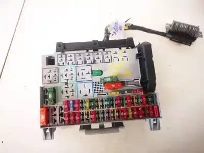 Peça sobressalente para automóvel em segunda mão caixa de fusíveis e relés por opel vectra b caravan 2.0 dti referências oem iam 90504534