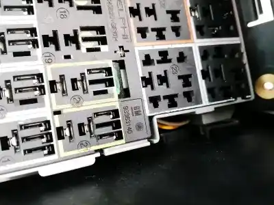 Second-hand car spare part fuse box unit for opel meriva 1.7 16v cdti cat oem iam references 93363140  