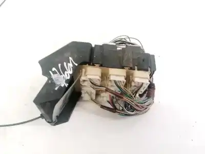 Peça sobressalente para automóvel em segunda mão caixa de fusíveis e relés por toyota corolla verso (r1) 2.0 d-4d luna referências oem iam 8273405030