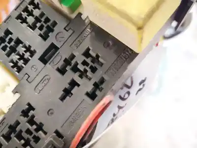 Second-hand car spare part fuse box unit for opel vivaro 1.9 cdti cat (f9q-760 / l08) oem iam references 7703297572  