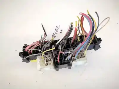 Second-hand car spare part fuse box unit for opel vivaro 1.9 cdti cat (f9q-760 / l08) oem iam references 7703297572  