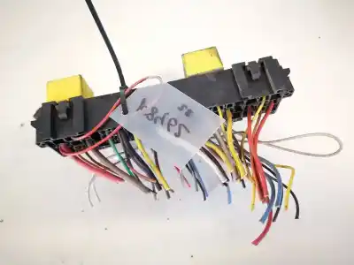 Second-hand car spare part fuse box unit for opel vivaro 1.9 cdti cat (f9q-760 / l08) oem iam references 7703297572  