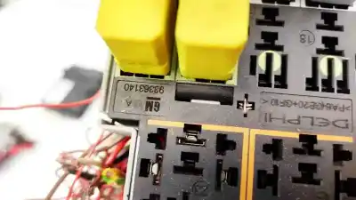 Second-hand car spare part fuse box unit for opel meriva b 1.7 16v cdti oem iam references 93363140  