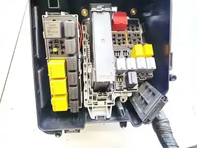 Second-hand car spare part fuse box unit for opel meriva b 1.7 16v cdti oem iam references 13111111  93363140