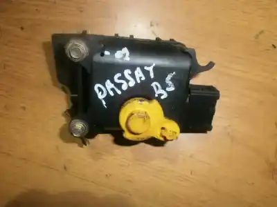 Pièce détachée automobile d'occasion Moteur / Actionneur De Volet De Climatisation pour VOLKSWAGEN PASSAT 1.6 G Références OEM IAM 8D2820511C  0132801214