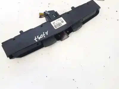 Second-hand car spare part hazard warning lights for opel zafira b 1.9 cdti oem iam references 13100105
