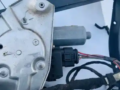 Pezzo di ricambio per auto di seconda mano Motore Alzacristalli Posteriore Destro per AUDI A6, C5 2001.08 - 2005.01 FACELIFT 2.5 TDI 114KW 2001.08 - 2005.01 Riferimenti OEM IAM 4B0959802  